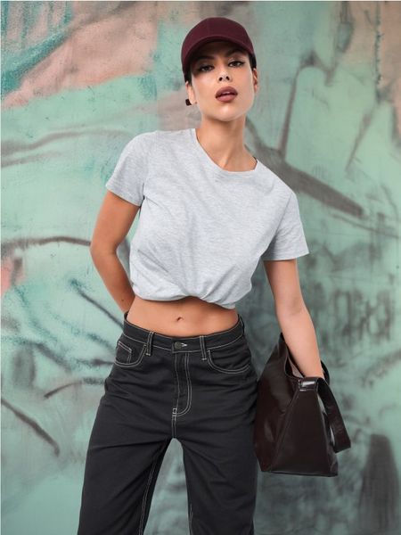 Koszulka - szary. Szare t-shirty damskie Sinsay, l, bez wzorów, z bawełny, bez kołnierzyka. Za 9.99 zł.