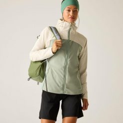 Damska wodoodporna kurtka softshell Dare 2B Nomadic. Zielone kurtki damskie Dare 2b, bez wzorów, z materiału, bez kaptura. Za 199.99 zł.