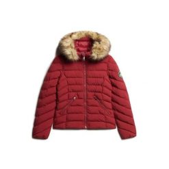 Kurtka puchowa damska z kapturem i sztucznym futrem Superdry Fuji. Czerwone kurtki damskie Superdry., m, z aplikacjami, z puchu, z kapturem. Za 611.45 zł.