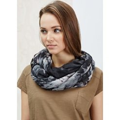 Szalik granatowy w geometryczny wzór. Niebieskie szaliki i kominy damskie MOODO, bez wzorów. Za 4.99 zł.