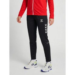 Damskie spodnie dresowe Hummel Core 2.0 Woven. Białe spodnie dresowe damskie HUMMEL, z dresówki, na fitness i siłownię. Za 270.50 zł.