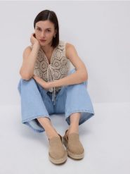 Zamszowe espadryle - beżowy. Brązowe espadryle damskie Reserved, bez wzorów, z zamszu, bez obcasa. Za 159.99 zł.