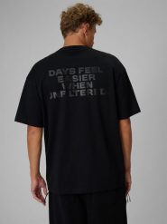 4F Regular Size: T-shirt loose z nadrukiem 4F | Tomasz Fornal - czarny L. Czarne t-shirty męskie 4f, l, z aplikacjami, z bawełny, bez kołnierzyka. Za 99.99 zł.