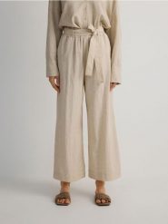 Spodnie culotte z dodatkiem lnu - beżowy. Brązowe spodnie materiałowe damskie Reserved, bez wzorów, z bawełny. W wyprzedaży za 49.99 zł.