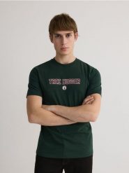 T-shirt regular ze świątecznym nadrukiem - ciemnozielony. Zielone t-shirty męskie Reserved, l, bez wzorów, z bawełny, bez kołnierzyka. W wyprzedaży za 39.99 zł.