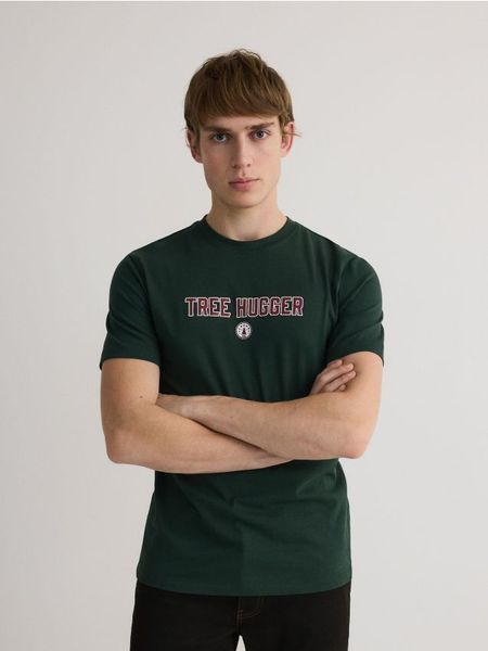 T-shirt regular ze świątecznym nadrukiem - ciemnozielony. Zielone t-shirty męskie Reserved, l, bez wzorów, z bawełny, bez kołnierzyka. W wyprzedaży za 39.99 zł.