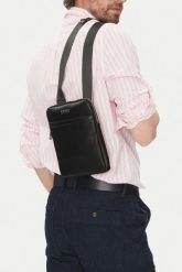 GUESS Czarna męska saszetka Milano. Czarne saszetki męskie Guess, ze skóry ekologicznej. W wyprzedaży za 268.99 zł.