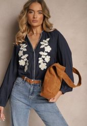 Granatowa Koszula z Bawełny o Kroju Oversize Ozdobiona Haftem w Kwiaty Felvesia. Niebieskie koszule damskie Renee, l, bez wzorów, z bawełny, eleganckie, bez kołnierzyka, bez ramiączek. Za 84.99 zł.