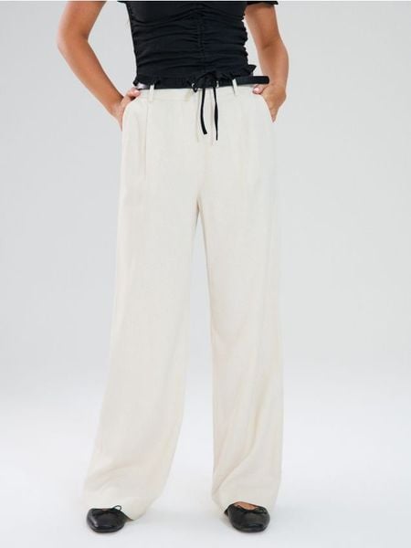 Spodnie wide leg z paskiem - kremowy. Białe spodnie materiałowe damskie Sinsay, bez wzorów. Za 59.99 zł.