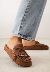 Brązowe Klapki VICES Mule Ozdobione Frędzlami Koralikami i Kokardą Eathelena. Brązowe klapki damskie Renee, bez wzorów, bez obcasa, na płaskiej podeszwie. Za 119.99 zł.