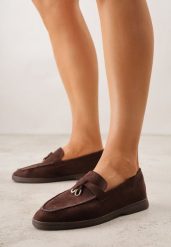 Brązowe Mokasyny z Ekozamszu Zdobione Metaliczną Zawieszką Ralselia. Brązowe mokasyny damskie Renee. Za 89.99 zł.