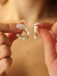 Pierres de Jade Pozłacane kolczyki-półkreole z perłami i cyrkoniami rozmiar: onesize. Białe kolczyki damskie Pierres de Jade, z cyrkonią, pozłacane. Za 43.99 zł.