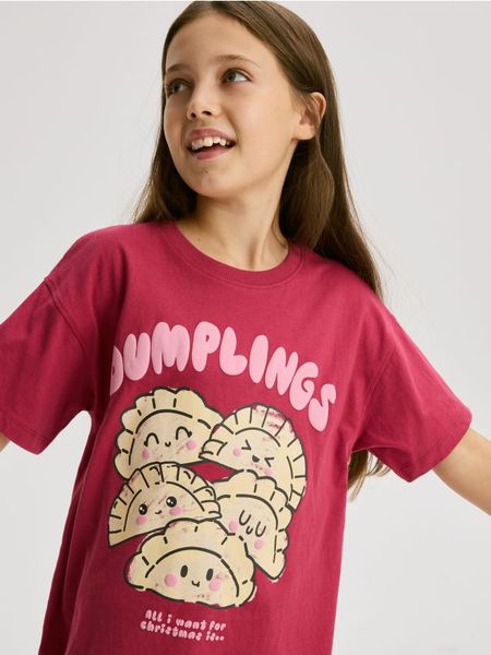 Świąteczny t-shirt - czerwony. Czerwone koszulki dziewczęce Reserved, bez wzorów, z bawełny, bez ramiączek. W wyprzedaży za 19.99 zł.