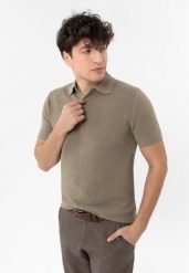 Dzianinowy t-shirt polo O-LIZAR. Koszulki polo męskie Volcano, m, bez wzorów, z bawełny, bez ramiączek. Za 139.99 zł.