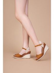 Foreverfolie Sandały w kolorze karmelowym na koturnie rozmiar: 37. Brązowe sandały damskie Foreverfolie, bez wzorów, bez obcasa, na koturnie. Za 121.99 zł.