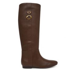 Kozaki Guess. Brązowe kozaki damskie Guess, bez obcasa, na płaskiej podeszwie. Za 764.99 zł.