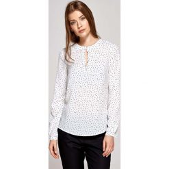 Wizytowa Prosta Bluzka z Łezką na Dekolcie - Wzór Ecru. Bluzki damskie Molly.pl, l, bez wzorów, eleganckie, bez kołnierzyka, bez ramiączek. Za 121.90 zł.