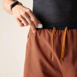 Szorty Dare 2B Movement II. Brązowe szorty męskie Dare 2b, bez wzorów, z elastanu. Za 109.99 zł.
