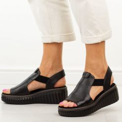 Czarne skórzane sandały damskie T.Sokolski 408. Czarne sandały damskie Sokolski, bez wzorów, z jeansu, bez obcasa, na platformie. Za 279.00 zł.