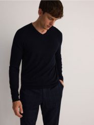 Sweter z wiskozą - granatowy. Niebieskie swetry męskie Reserved, l, bez wzorów, z dzianiny, bez kołnierzyka. W wyprzedaży za 49.99 zł.