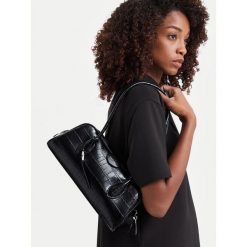 Torebka Calvin Klein. Czarne torebki klasyczne damskie CALVIN KLEIN, bez wzorów, bez dodatków. Za 649.99 zł.