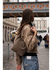 Maison héritage PARIS Skórzana torebka "Clison Suede" w kolorze beżowym - 24 x 45 x 8 cm rozmiar: onesize. Brązowe torebki klasyczne damskie maison héritage PARIS, bez wzorów, z materiału, bez dodatków. Za 316.24 zł.