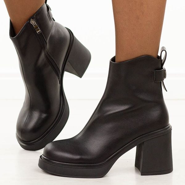 Czarne skórzane botki damskie na słupku Cambell 98301. Czarne botki damskie Cambell, na jesień, z jeansu, biznesowe, z okrągłym noskiem, bez obcasa, na obcasie, bez zapięcia. W wyprzedaży za 263.20 zł.