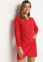 Czerwona Sukienka Kopertowa z Ozdobnym Marszczeniem Ohildria. Czerwone sukienki damskie Born2be, bez wzorów, eleganckie, bez kołnierzyka, bez ramiączek, mini, kopertowe. W wyprzedaży za 63.99 zł.