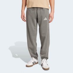 Luźne spodnie z wyblakłej dzianiny frotte ADIDAS ALL SZN. Czarne spodnie dresowe męskie Adidas, bez wzorów, z bawełny. Za 289.99 zł.
