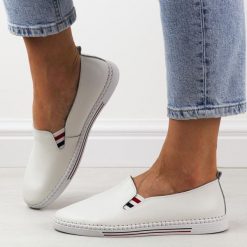 Białe półbuty damskie Filippo Dp066/26 Skóra. Białe półbuty damskie Filippo, bez wzorów, ze skóry, bez obcasa, na obcasie. Za 179.00 zł.