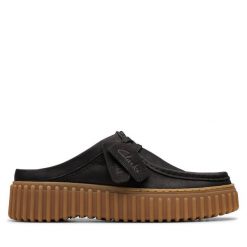 Klapki Clarks. Czarne klapki damskie Clarks, bez wzorów, bez obcasa. Za 379.99 zł.
