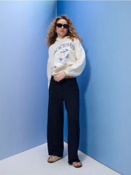 Luźne spodnie w prążek z domieszką wiskozy - granatowy. Niebieskie spodnie materiałowe damskie Sinsay, bez wzorów, z dzianiny. Za 39.99 zł.