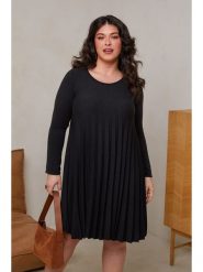 Curvy Lady Sukienka w kolorze czarnym rozmiar: 40/42. Czarne sukienki damskie Curvy Lady, bez wzorów, klasyczne, bez kołnierzyka, bez ramiączek, midi. Za 113.90 zł.