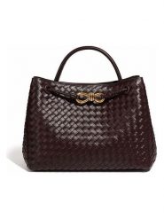 SUVRAI Torebka w kolorze brązowym - 30 x 23 x 13 cm rozmiar: onesize. Brązowe torebki klasyczne damskie SUVRAI, bez wzorów, z materiału, bez dodatków. Za 152.99 zł.