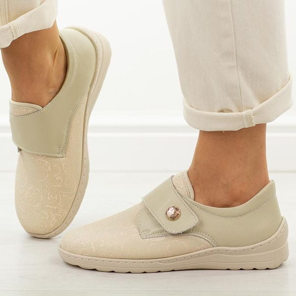 Beżowe skórzane półbuty damskie Unisoft 8435. Brązowe półbuty damskie Unisoft, bez wzorów, z dzianiny, casualowe, bez obcasa. Za 229.00 zł.