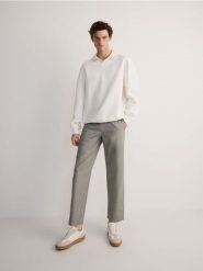 Spodnie jogger straight - szary. Szare spodnie materiałowe męskie Reserved, bez wzorów, z bawełny. W wyprzedaży za 79.99 zł.