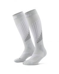 Długie skarpety kompresyjne dla mężczyzn z wełną Merino Core Run CEP. Czarne skarpetki męskie CEP, bez wzorów, z elastanu. Za 199.00 zł.