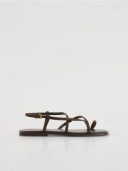 Zamszowe sandały - ciemnobrązowy. Brązowe sandały damskie Reserved, bez wzorów, ze skóry, bez obcasa. Za 159.99 zł.
