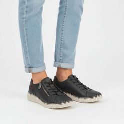 Półbuty damskie Rieker, cholewka ze skóry naturalnej o ziarnistej fakturze z sznurowaniem i bocznym zamkiem, niebieskie, 50965-14. Niebieskie półbuty damskie Rieker, z aplikacjami, z jeansu, klasyczne, bez obcasa. Za 399.00 zł.