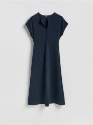 Sukienka midi - granatowy. Niebieskie sukienki damskie Reserved, na co dzień, l, bez wzorów, z dzianiny, bez kołnierzyka, bez ramiączek, midi, proste. Za 139.99 zł.