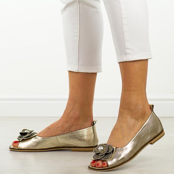 Złote skórzane Polskie sandały damskie z zakrytą piętą Deoni D049. Żółte sandały damskie Deoni, z aplikacjami, z jeansu, bez obcasa, na płaskiej podeszwie. Za 429.00 zł.