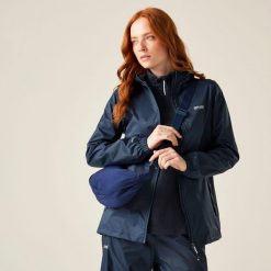 Kurtka trekkingowa damska Pack It Jacket III kieszonkowa przeciwdeszczowa. Niebieskie kurtki damskie Regatta, bez kaptura. W wyprzedaży za 171.00 zł.