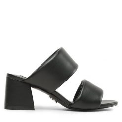 Klapki Steve Madden. Czarne klapki damskie Steve Madden, bez wzorów, bez obcasa. Za 449.99 zł.