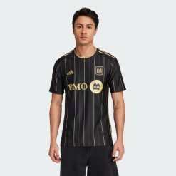 Koszulka Los Angeles Football Club 24/25 Home. Czarne t-shirty sportowe męskie Adidas, l, z materiału, bez ramiączek, do piłki nożnej. W wyprzedaży za 360.50 zł.
