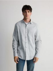 Bawełniana koszula regular fit - ciemnozielony. Zielone koszule męskie Reserved, l, bez wzorów, z bawełny, bez kołnierzyka, bez ramiączek. Za 119.99 zł.