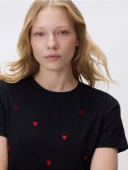 T-shirt w serca - czarny. Czarne t-shirty damskie Reserved, l, bez wzorów, z bawełny, bez kołnierzyka. Za 49.99 zł.