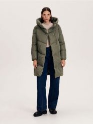 Pikowany płaszcz - jasny zielony. Zielone płaszcze damskie Reserved, bez wzorów, z tkaniny. W wyprzedaży za 69.99 zł.