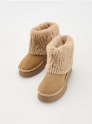 Skórzane śniegowce z futerkiem - beżowy. Brązowe śniegowce damskie Reserved, ze skóry. W wyprzedaży za 69.99 zł.