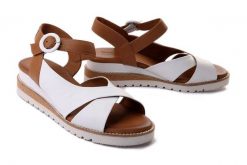 ARTIKER RELAKS 50C0839 biały, sandały damskie. Białe sandały damskie Artiker Relaks, bez wzorów, z gumy, bez obcasa, na koturnie. Za 195.93 zł.