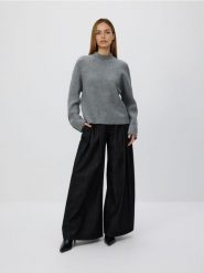 Sweter z kontrastową lamówką - szary. Szare swetry klasyczne damskie Reserved, l, z dzianiny, bez kołnierzyka. Za 149.99 zł.
